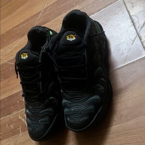 Nike Men's Black and Green Sneakers